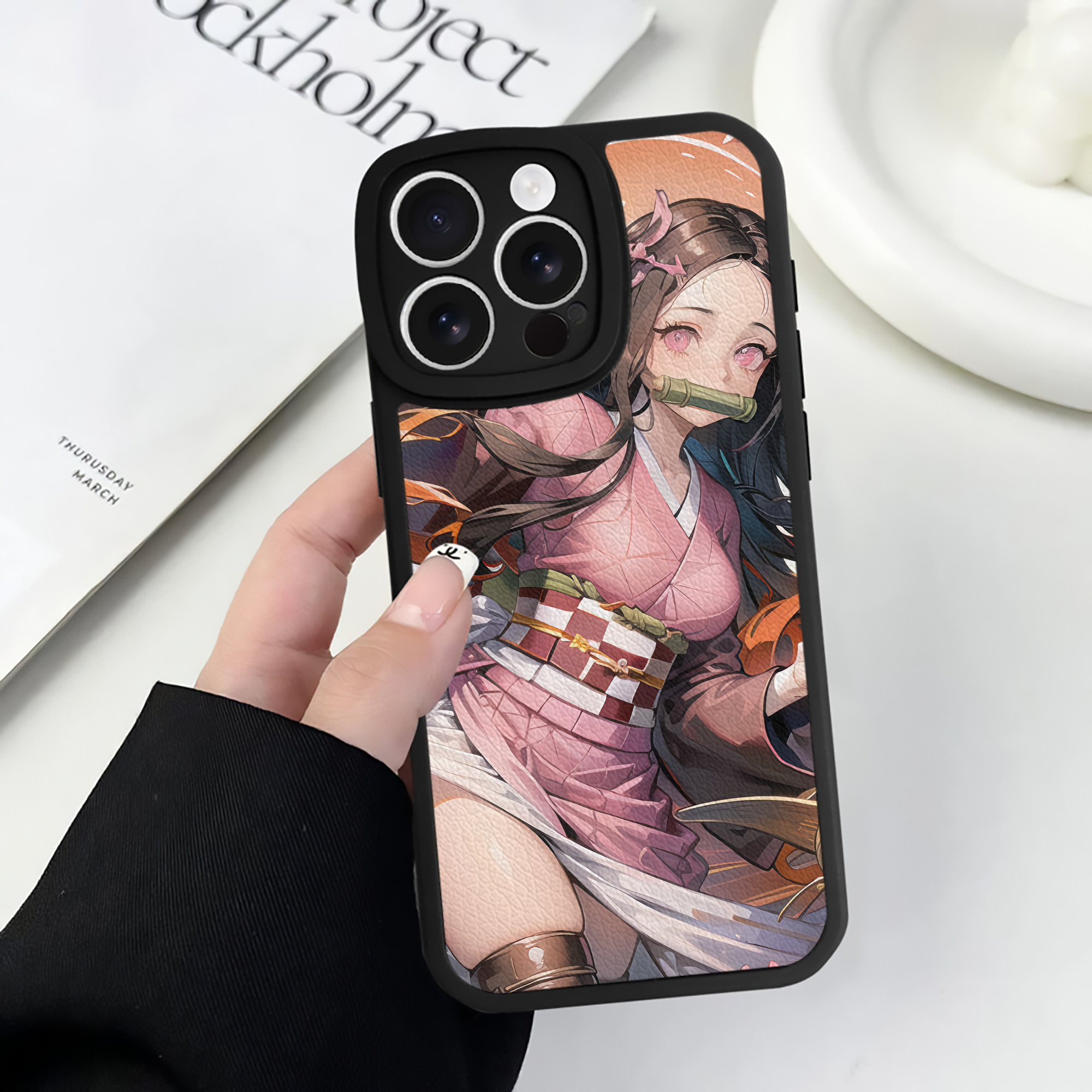 （画像用） 鬼滅の刃（きめつのやいば）竈門 禰󠄀豆子／かまど ねずこ Kamado Nezuko 【iPhone 16シリーズ対応】シリコンスマホケース（レザー調） 材質：シリコン